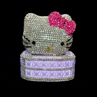 我的新车开了没多久车前盖和车门边有好多细小划痕,看着闹心,不知各位有什么汽车用品能保护汽车车漆的吗